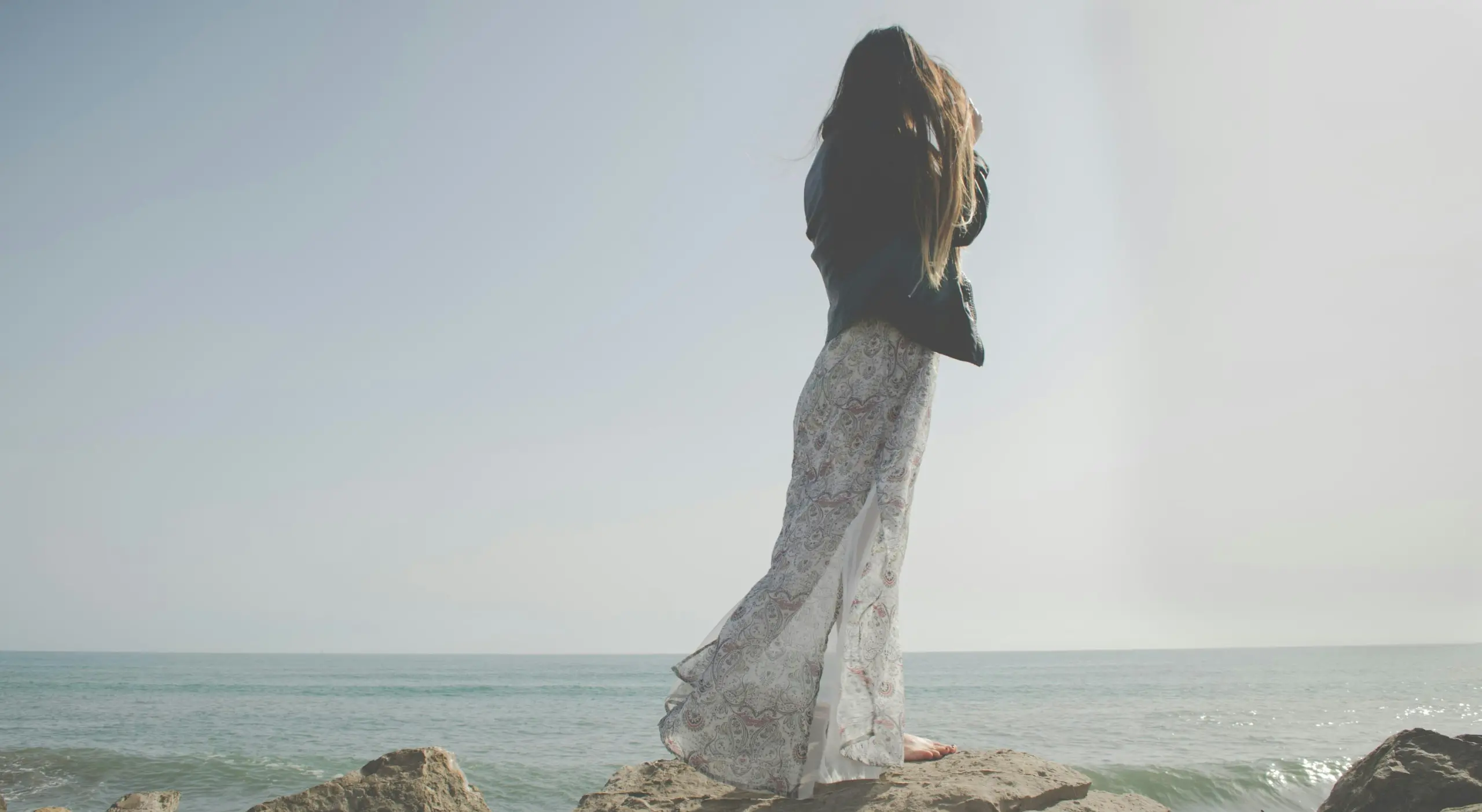 Kvinde ved havet